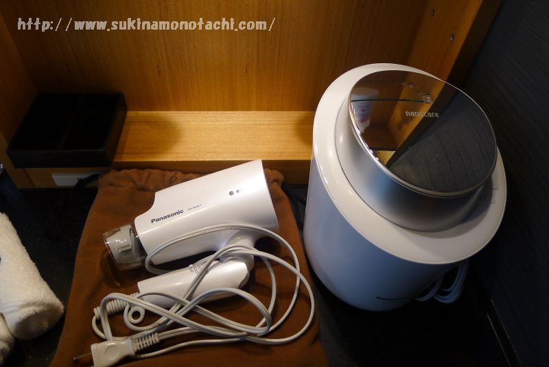 萃 sui-諏訪湖で宿泊した部屋「風露」の水回り　洗面台にはナノケアとドライヤーが完備されている